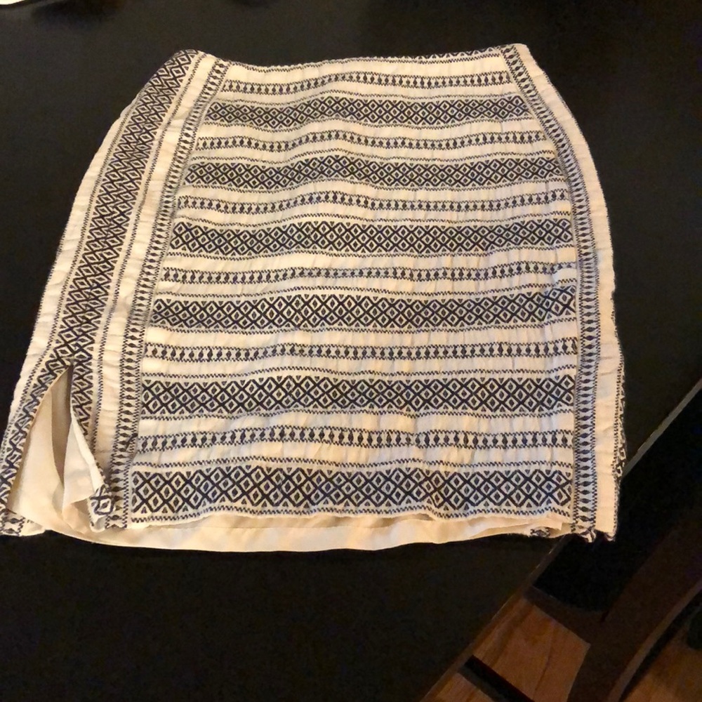 Black and white fitted skirt